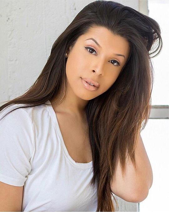 海莉·萨哈尔 Hailie Sahar照片