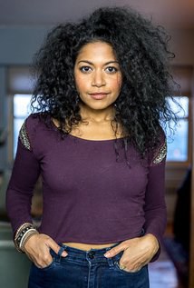 丽贝卡·纳奥米·琼斯 Rebecca Naomi Jones照片