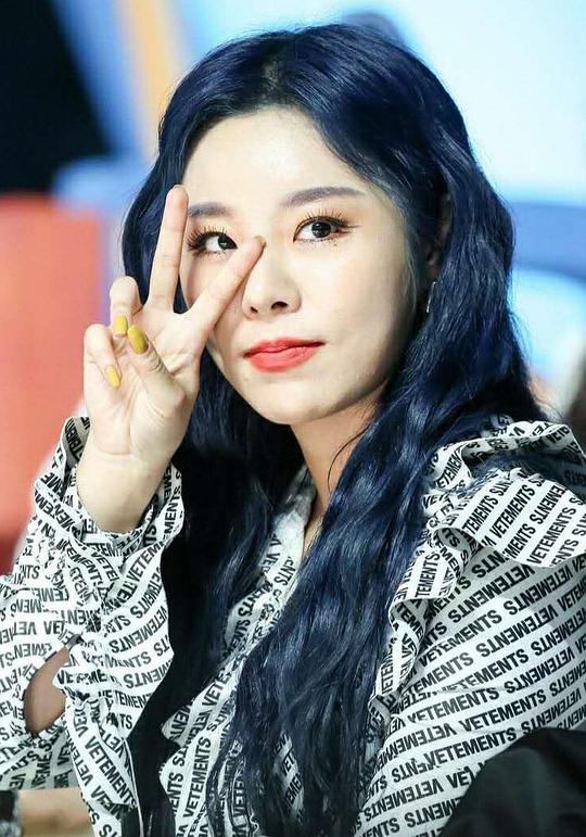 丁辉人 Whee In照片