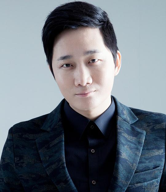 李龙真 Yong-Jin Lee照片