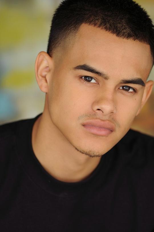 朱利安·沃克斯 Julian Works照片