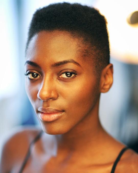 伊尔萨·戴利-沃德 Yrsa Daley-Ward照片