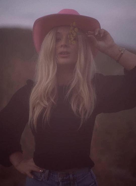 库尔特内·佩奇 Courtney Paige照片