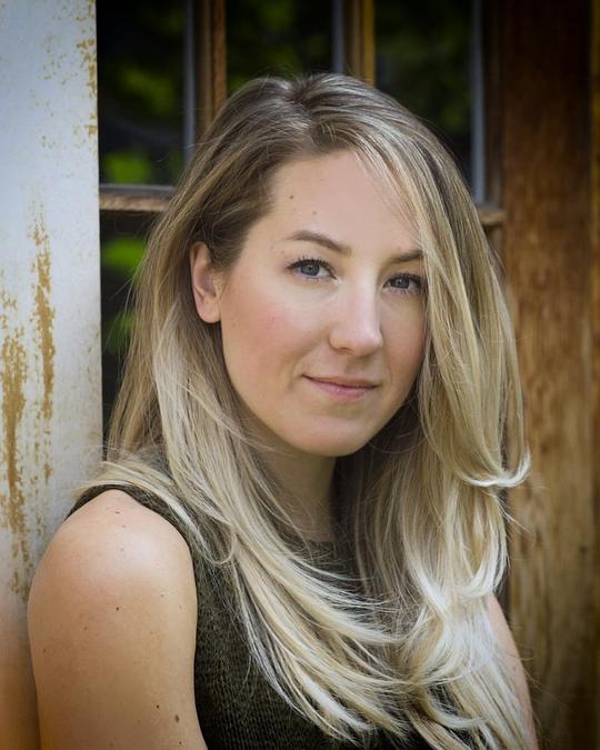 埃丽卡·布罗兹基 Erika Brodzky照片