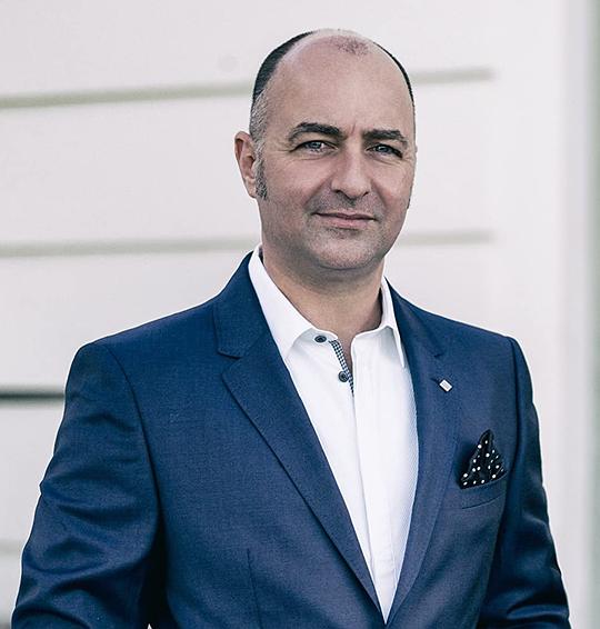 西蒙·巴瑞 Simon Barry照片