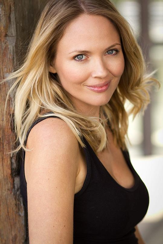 劳拉·考克斯 Lara Cox照片