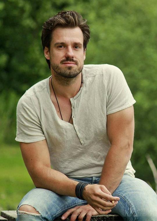 罗伯特·约日诺维奇 Robert Jozinovic照片