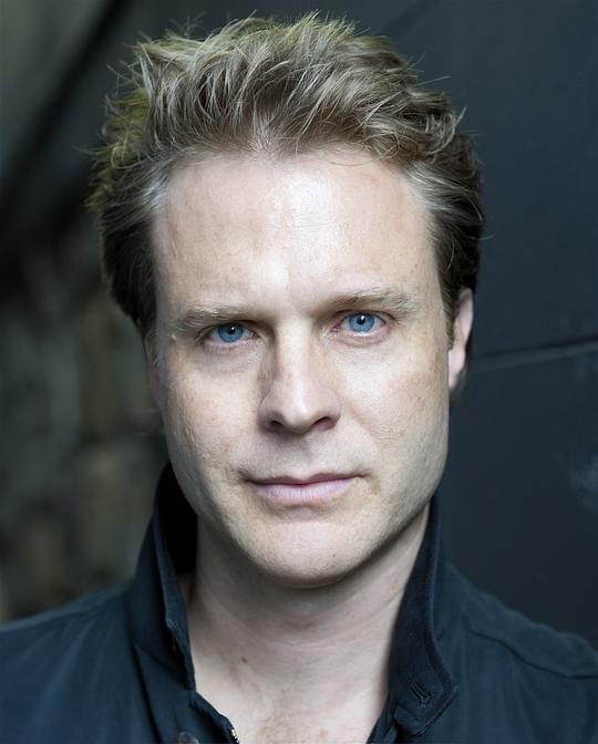 朱利安·加纳 Julian Garner照片