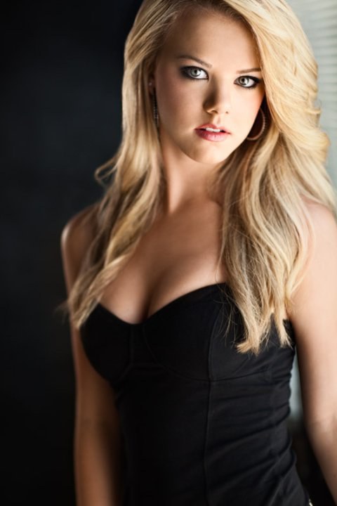 卡罗琳·福特 Caroline Ford照片