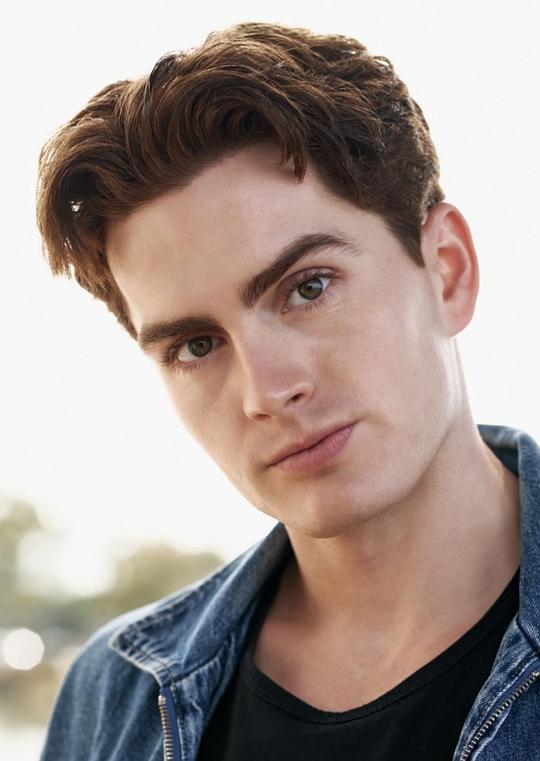 马克西米利安·约翰逊 Maximillian Johnson照片