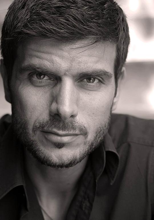 马诺斯·加夫拉斯 Manos Gavras照片