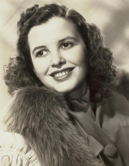 玛丽·马圭尔 Mary Maguire照片