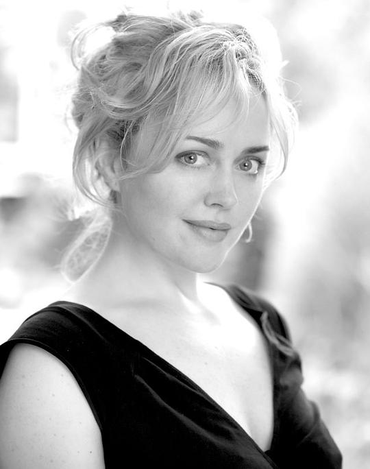 安吉琳·博尔 Angeline Ball照片