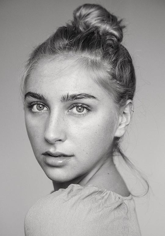 艾拉·莉莉·海兰 Ella Lily Hyland照片