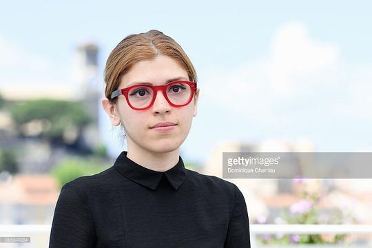 安娜希塔·加兹威尼扎德 Anahita Ghazvinizadeh照片
