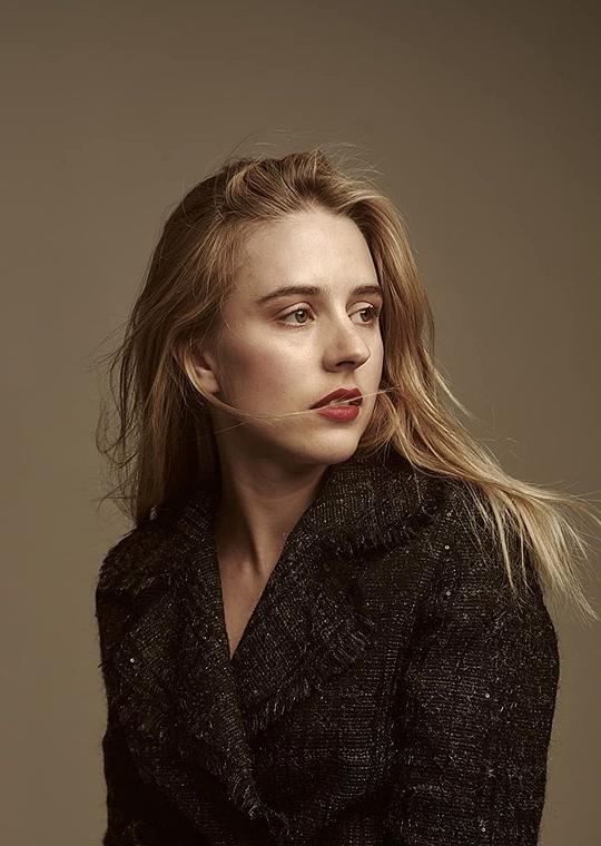 卡拉·辛 Carla Sehn照片