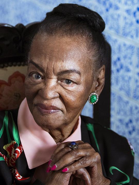 鲁思·代·苏沙 Ruth de Souza照片