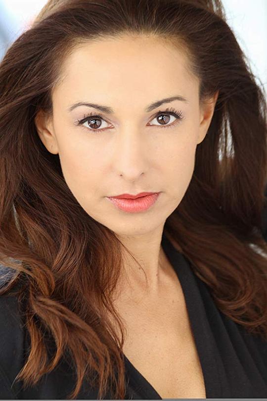 Claire Ross-Brown照片