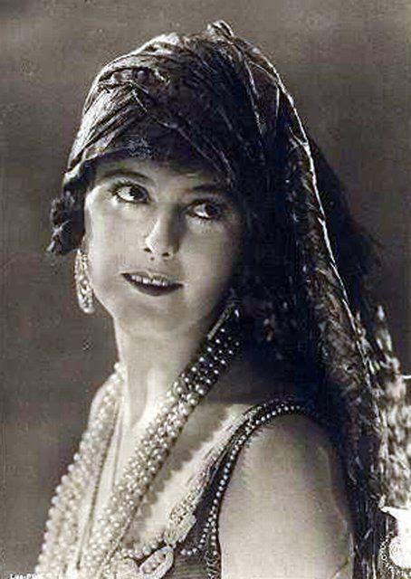 卡琳娜·贝尔 Karina Bell照片