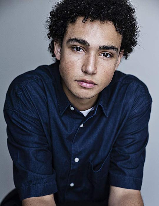 阿奇·马德基 Archie Madekwe照片