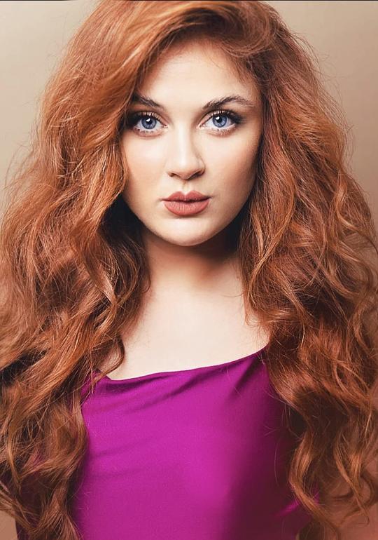 Hannah Hueston照片