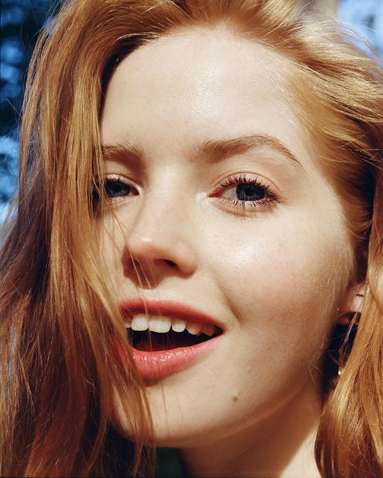 艾丽·巴姆博 Ellie Bamber照片
