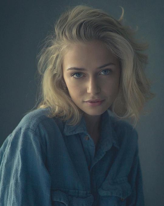 索菲·西蒙特 Sophie Simnett照片