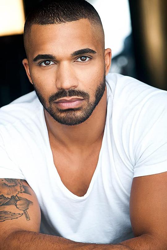 泰勒·莱普利 Tyler Lepley照片