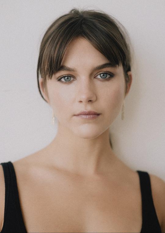 克洛伊·伊斯特 Chloe East照片