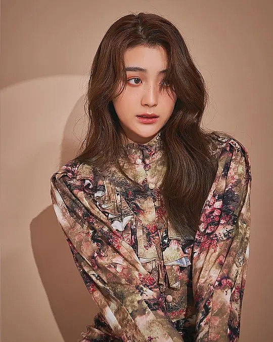 薇琳萨兰·唐绮苏瓦妮 Veerinsara Tangkitsuvanich照片