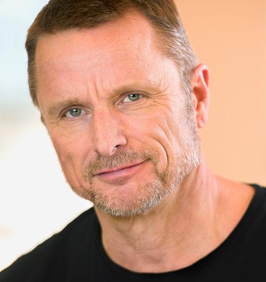 迪克兰·图莱尼 Dikran Tulaine照片