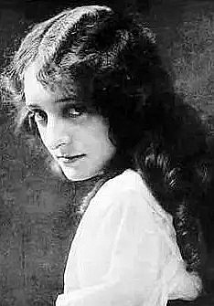 Dorothy Bernard照片