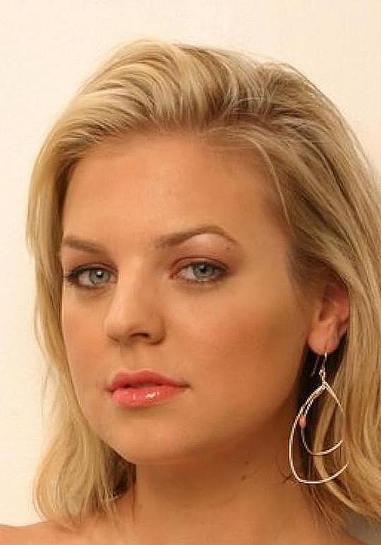 克尔斯滕·斯托姆斯 Kirsten Storms照片