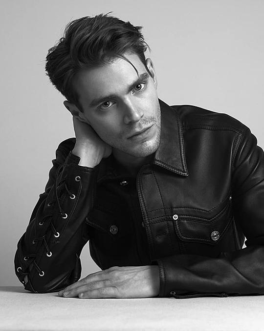 安德鲁·伯纳普 Andrew Burnap照片