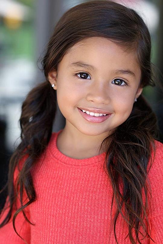 朱莉安娜·甘米兹 Julianna Gamiz照片