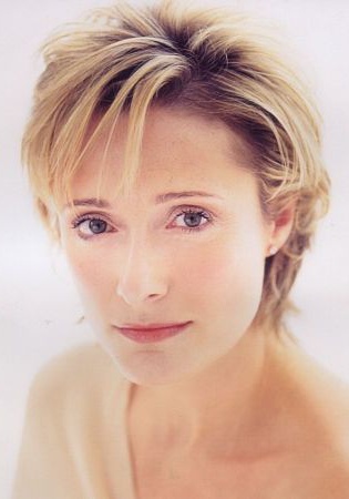 卡罗琳·古多尔 Caroline Goodall照片