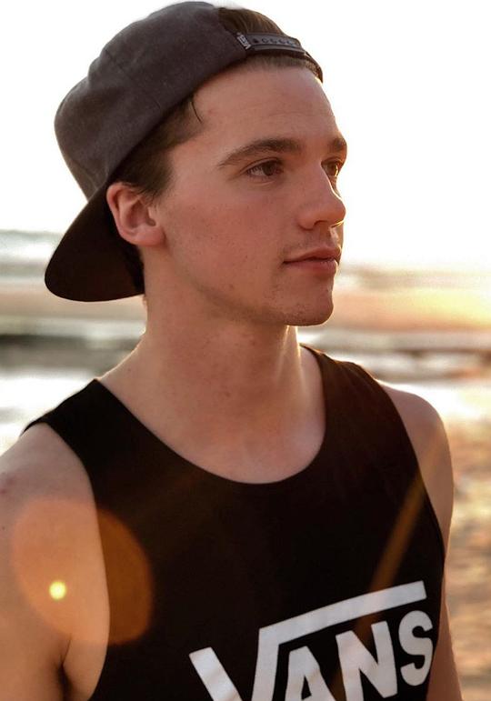 乔尔·考特尼 Joel Courtney照片