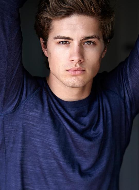 特拉维斯·伯恩斯 Travis Burns照片