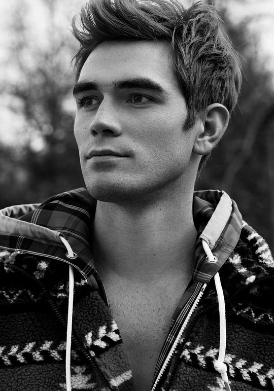 K·J·阿帕 K.J. Apa照片