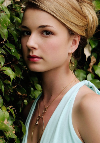艾米丽·万凯普 Emily VanCamp照片
