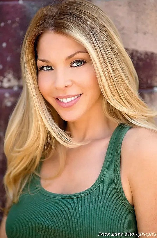 珍妮弗·莱昂斯 Jennifer Lyons照片