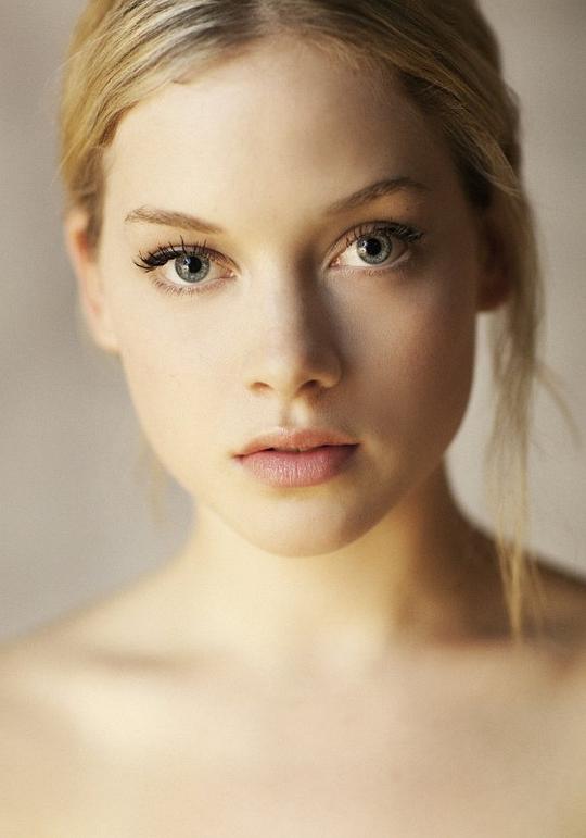 简·利维 Jane Levy照片