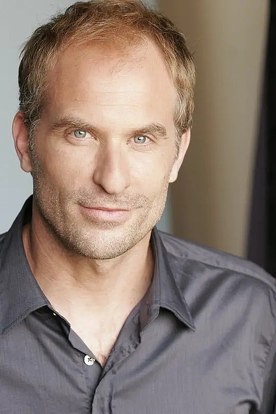 朱利安·霍姆斯 Julian Holmes照片