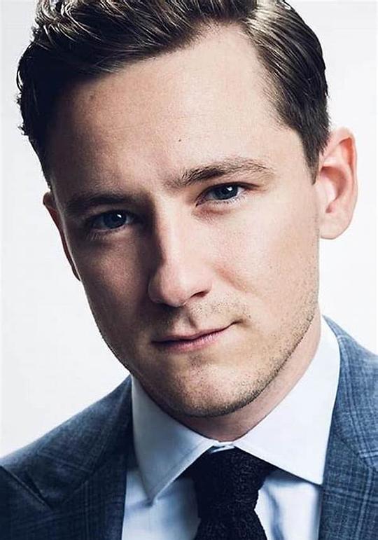 刘易斯·普尔曼 Lewis Pullman照片