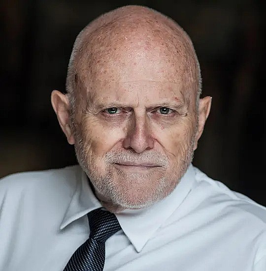 Brian Rhodes照片