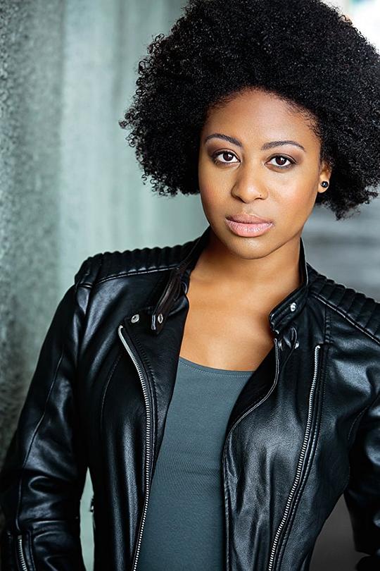 妮科尔·洛文斯 Nicole Lovince照片