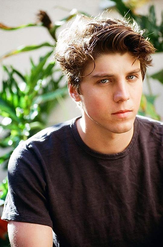 卢卡斯·盖奇 Lukas Gage照片