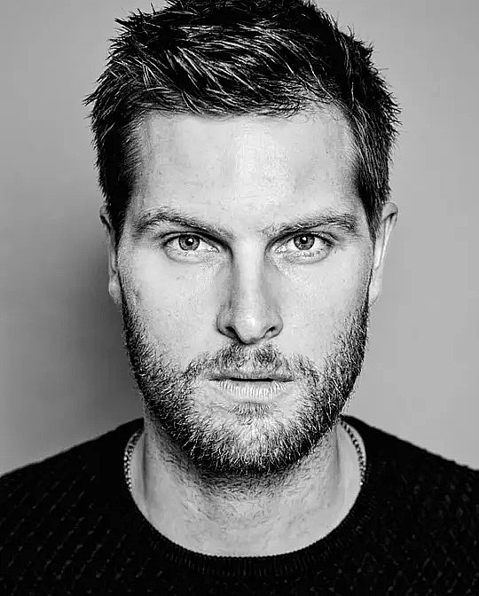 马特·伯恩斯 Matt Burns照片