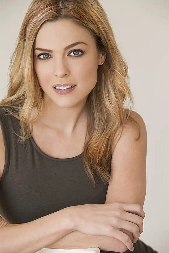 卡莉·里夫斯 Carly Reeves照片