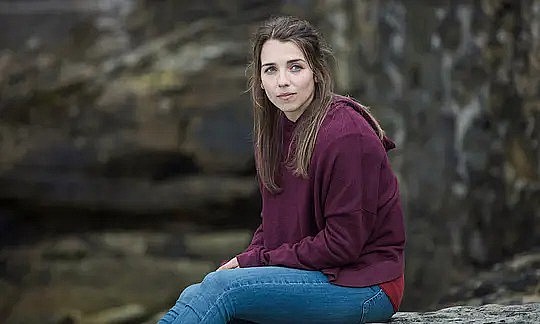 艾琳·阿姆斯特朗 Erin Armstrong照片